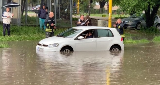 Opet potop u Tuzli, led i gromovi: Ulice pod vodom, iz automobila spašavali porodicu s djecom