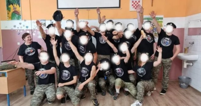 Ustašluk u susjedstvu, desnica u zraku: Maturanti poziraju u crnim uniformama ruku dignutih na Hitlerov pozdrav!