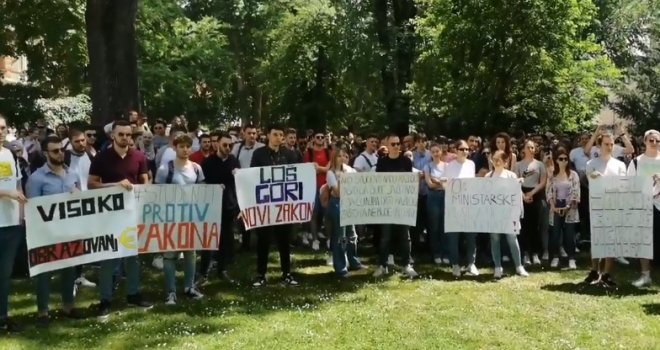 Mladi danas protestuju ispred zgrade Vlade KS, evo zbog čega