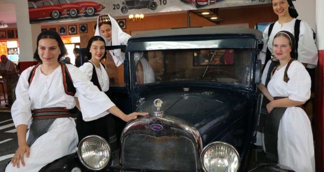 Prvi muzej oldtimera u BiH izložio oko 150 automobila starih i do 100 godina: Vrijedni i rijetki eksponati