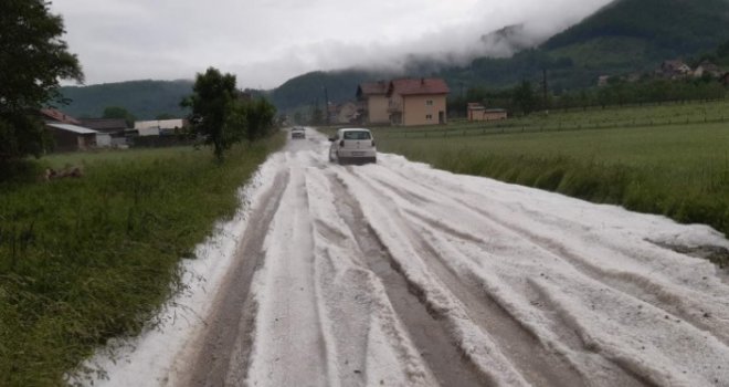 Nevrijeme pogodilo grad u BiH: Vozila zaglavljena na cesti kao da je decembar