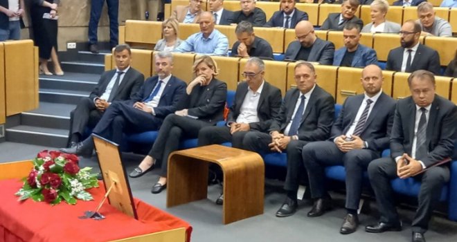 Komemoracija Segmedini Srni-Bajramović: Nermin Nikšić i brojni drugi se kroz suze oprostili od nje