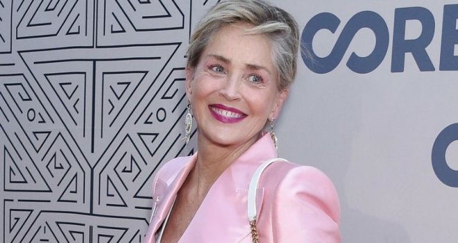 Zvijezda 'Sirovih strasti' i dalje obara: Sharon Stone slikala se u toplesu... Svaka čast kako izgleda u 65. godini!