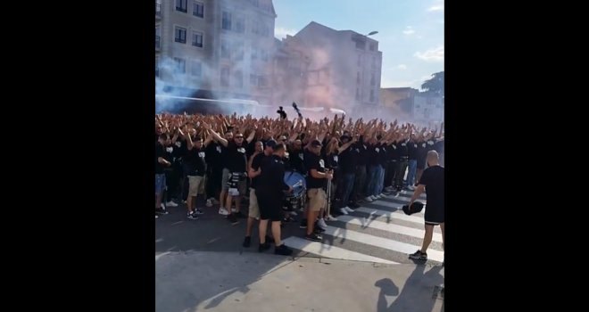 Baklje, skandiranje, ludilo u Podgorici: BH Fanaticosi stigli na stadion uzvikujući 'volim te Bosno'