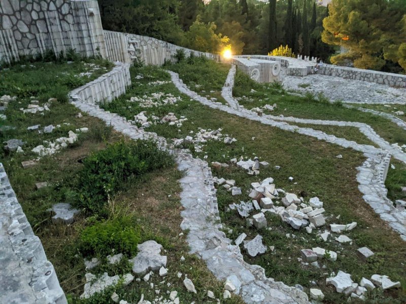 partizansko-groblje-mostar-devastirano