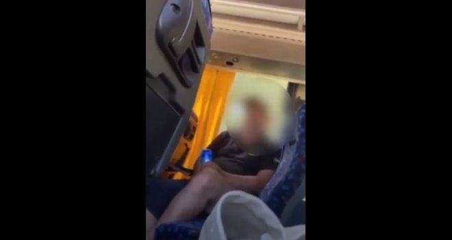 Šokantan video iz autobusa na relaciji Brčko - Tuzla: Manijak se u autobusu samozadovoljavao ispred djevojke, ona ga snimila!