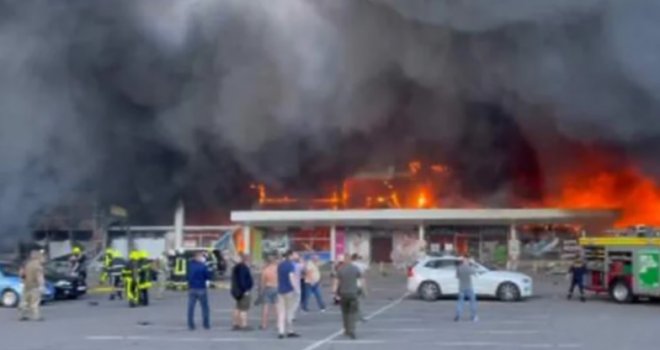 Stravičan raketni napad Rusa: Pogođen tržni centar u kojem je bilo više od hiljadu ljudi