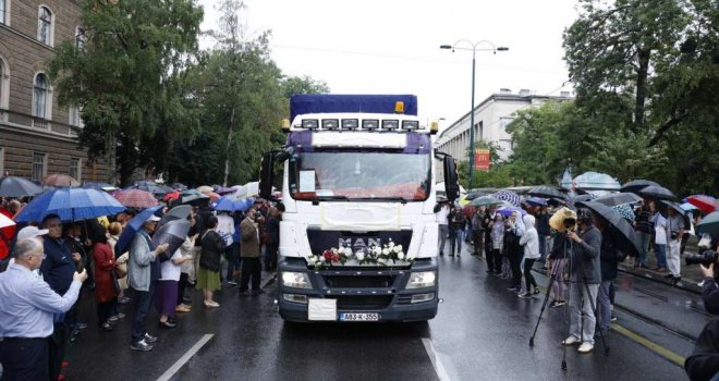 U Sarajevo stigli tabuti žrtava genocida u Srebrenici, građani im odaju počast