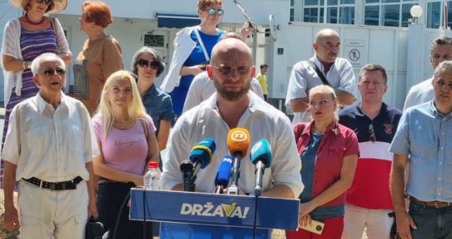 Arapović na protestu: Gospodine Schmidt, zašto deset dana sluđujete javnost gromoglasnog tišinom?!