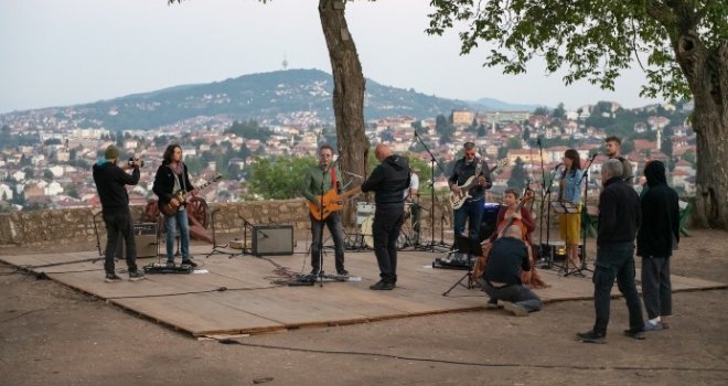 Neočekivano buđenje Sarajlija: U cik zore sa Žute tabije odjeknuli poznati rock'n'roll zvuci...