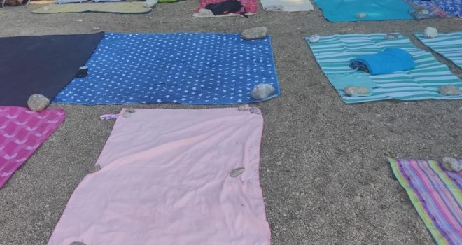 Opsadno stanje na makarskim plažama: Džaba kazne, džaba sve, surova borba peškirima i ležaljkama za mjesto u hladu...