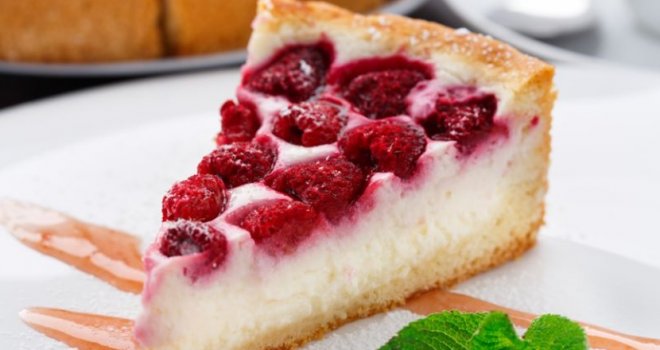 Ljeto, vikend, idealno vrijeme da napravite cheesecake: Ovaj lagani s malinama i bijelom čokoladom će vas oduševiti