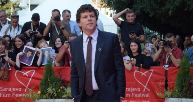 Jesse Eisenberg izazvao ovacije na crvenom tepihu: Sarajevo mi je omiljeni grad, toliko toga želim...