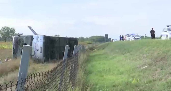 Prevrnuo se autobus pun putnika, vraćali se s mora: Jedna osoba poginula, 25 povrijeđeno