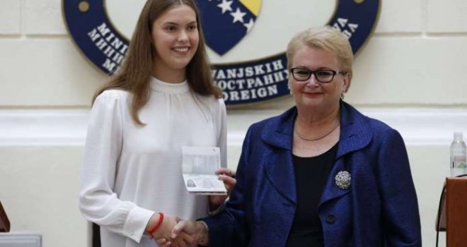 Ministrica Turković uručila diplomatski pasoš Lani Pudar: 'Njene medalje čine ponosnim ovdašnje stanovništvo'  