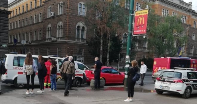 Jedna osoba povrijeđena u sudaru tri automobila kod zgrade Predsjedništva BiH