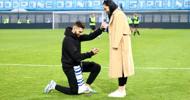 Rekla je DA: Pogledajte prosidbu na stadionu Grbavica na poluvremenu utakmice