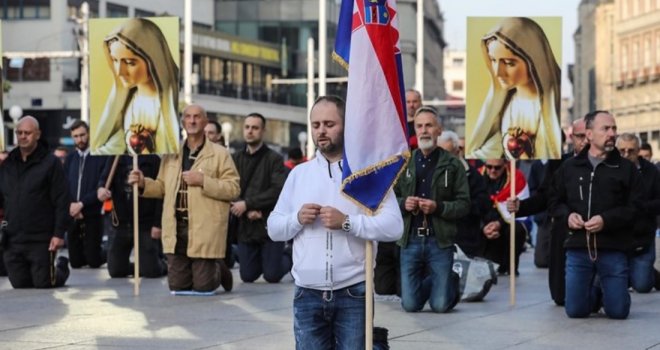 Svi na koljenima: Muškarci u Zagrebu na Trgu bana Jelačića molili za čednost u odijevanju i prestanak predbračnih odnosa