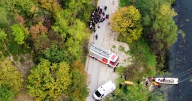 Dvije žene poginule u nesreći u Ovčari Banji, neslužbeno, riječ je o turistima iz BiH: Otkačio se viseći most, upali u rijeku