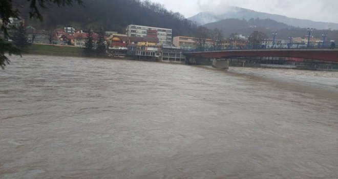 Drina se izlila iz korita: Obilne padavine ne prestaju, popodne se očekuje novi rast vodostaja