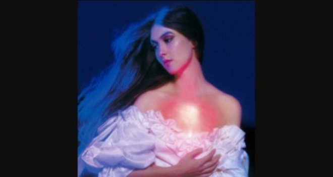 Weyes Blood - And in the Darkness: Fini folk-rock mlade američke kantautorice prijatnog glasa