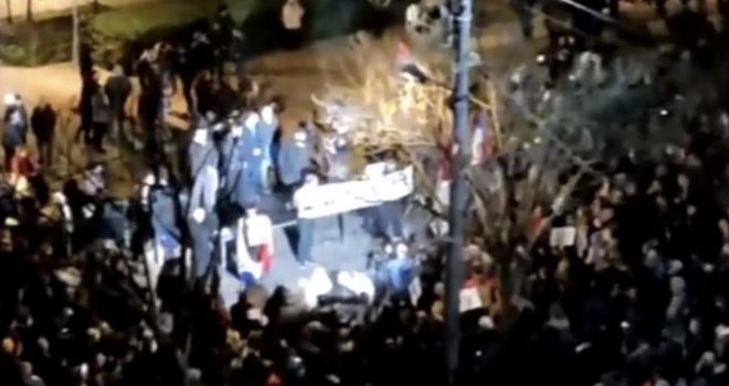 Nakon sinoćnjih protesta u Beogradu: Počela hapšenja organizatora