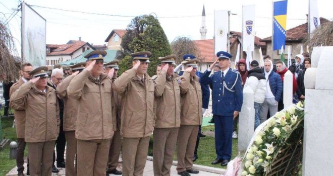 Na šehidskom mezarju 'Kovači' odata počast šehidima, poginulim i umrlim pripadnicima Armije RBiH