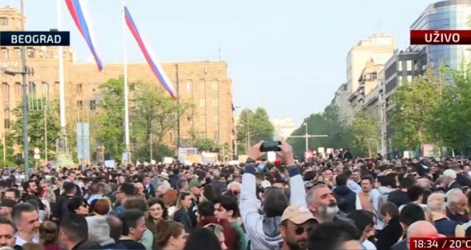 Pratite uživo: Novi masovni protesti u Beogradu, rijeka ljudi (ponovo) se sliva pred Skupštinu Srbije