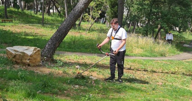 Gradonačelnik Kordić zasukao rukave i pomagao komunalnim poduzećima: Kosio travu na Bijelom Brijegu!