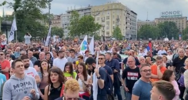 'Ili će stati nasilje ili će stati Srbija': Hiljade građana ponovo na ulicama gradova širom Srbije, protesti ne prestaju