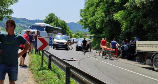 Stravična nesreća kod Maglaja: Sudarili se kamion i tri putnička vozila, poginula jedna osoba