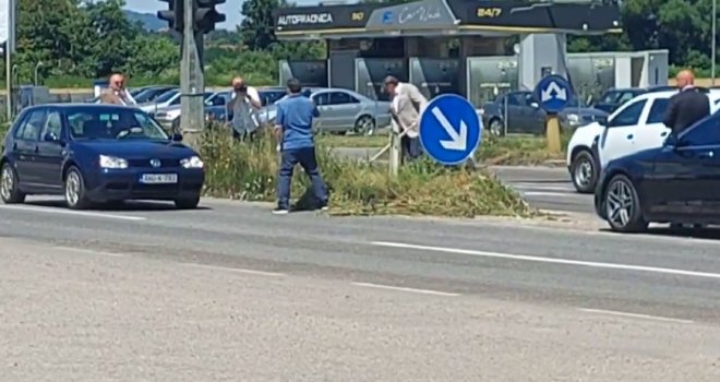 Ako neće Draško, hoće Milorad: Pogledajte kako je Dodik zaustavio saobraćaj i počeo kositi travu u Banjoj Luci