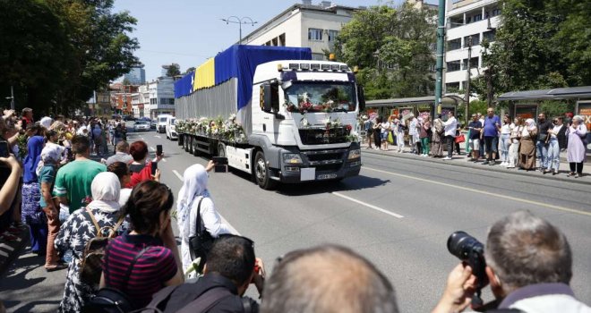 Kamioni s tabutima ispred Predsjedništva BiH, ispraćeni za Potočare, prisustvovao i Schmidt