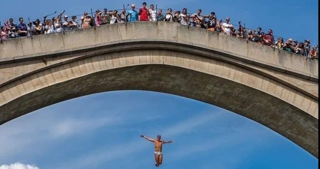 Preminula žena koja je pala na stijene tokom skokova sa Starog mosta