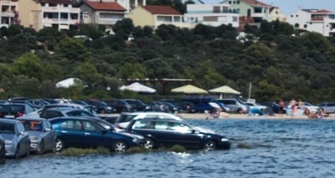 Kad svi hoće u 'prvi red do mora': Parkirali se i otišli na plažu... Kad su se vratili, doživjeli šok!