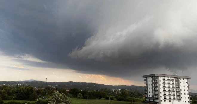 Stiglo je zahlađenje: Dio BiH je pogodilo nevrijeme, pljuskovi sa grmljavinom, grad...