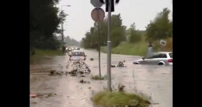 Za manje od pola sata Beograd skroz poplavljen: Ljudi se peli na haube da se spasu bujice, kontejneri letjeli u nebo...