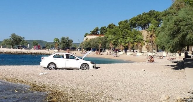 Kad si baš bahat: Došao autom na popularnu plažu, pa mu prisjeo šljunak... Postao predmet sprdnje