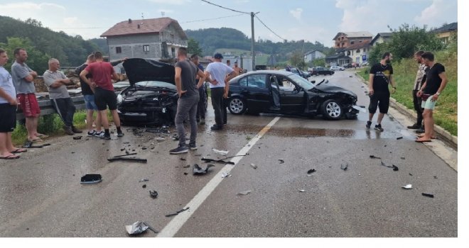 Saobraćajna nesreća u Velikoj Kladuši, dijelovi automobila rasuti po cesti