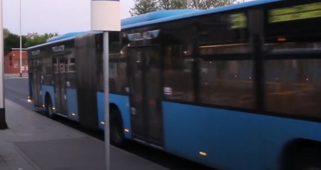 Noga joj zapela u zadnjim vratima, vozač nastavio voziti: Djevojku autobus vukao po cesti, opisala traumatično iskustvo