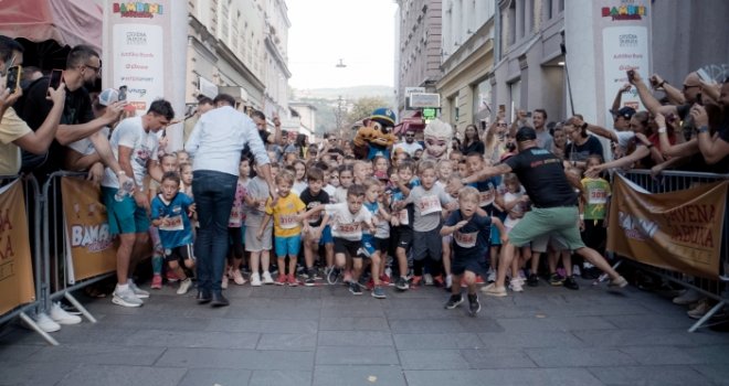 Mališani uz smijeh i graju istrčali Crvena jabuka market Bambini maraton