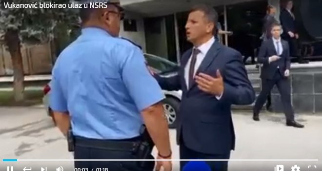 Vukanović iz protesta automobilom blokirao ulaz u Skupštinu, intervenisala policija, a on i njima rekao koju