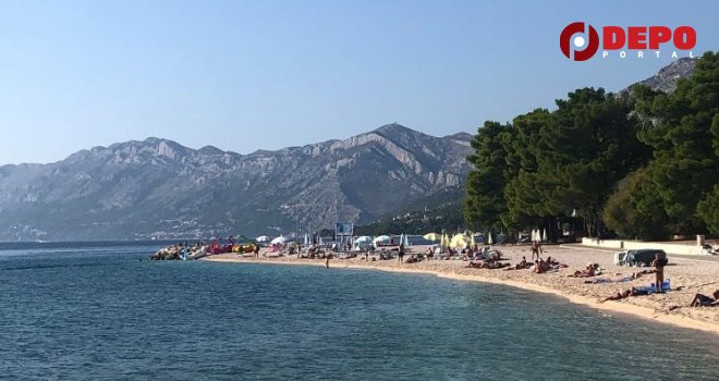 Na Jadranu skoro kao u špici sezone: Pogledajte kako je ovog vikenda na plaži u Baškoj Vodi.. A oktobar!  