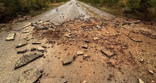 Snažno nevrijeme u Hercegovini, cestu u Ljubuškom raznio grom