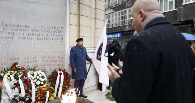 Polaganjem cvijeća kod Vječne vatre obilježen Dan državnosti BiH