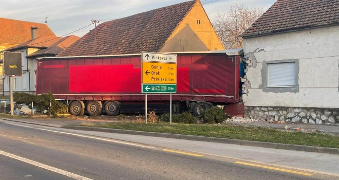 Kamionom probio zid i završio u kući, građani Vinkovaca šokirani, a ima i povrijeđenih