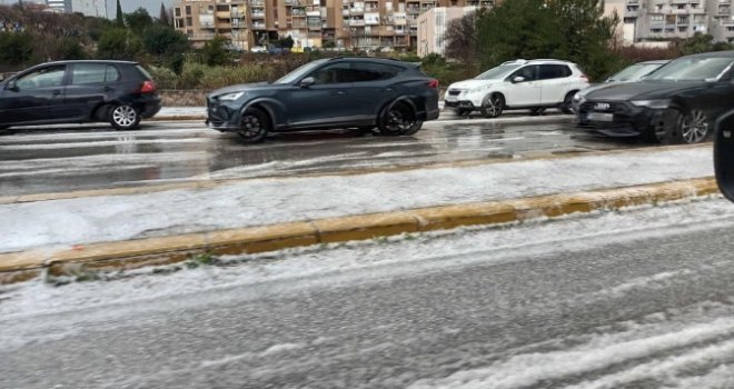 Haos na Jadranu: Nevrijeme potopilo dio Dalmacije, poplavilo ulice, u jednom trenutku počeo padati i led...