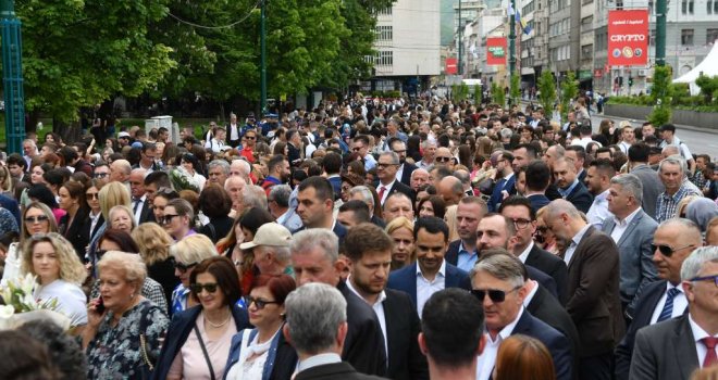 Polaganjem cvijeća obilježan Dan sjećanja na 1.601 ubijeno dijete opkoljenog Sarajeva