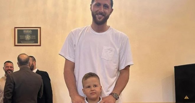 Jusuf Nurkić sve iznenadio i pojavio se na bajram namazu u Srebrenici