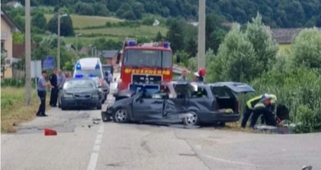 Stravična nesreća u Bihaću: Poginule dvije osobe, vatrogasci pokušavaju izvući tijela